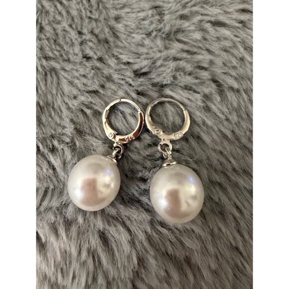Elegant Silver Pearl Earrings - Picture 3 of 5